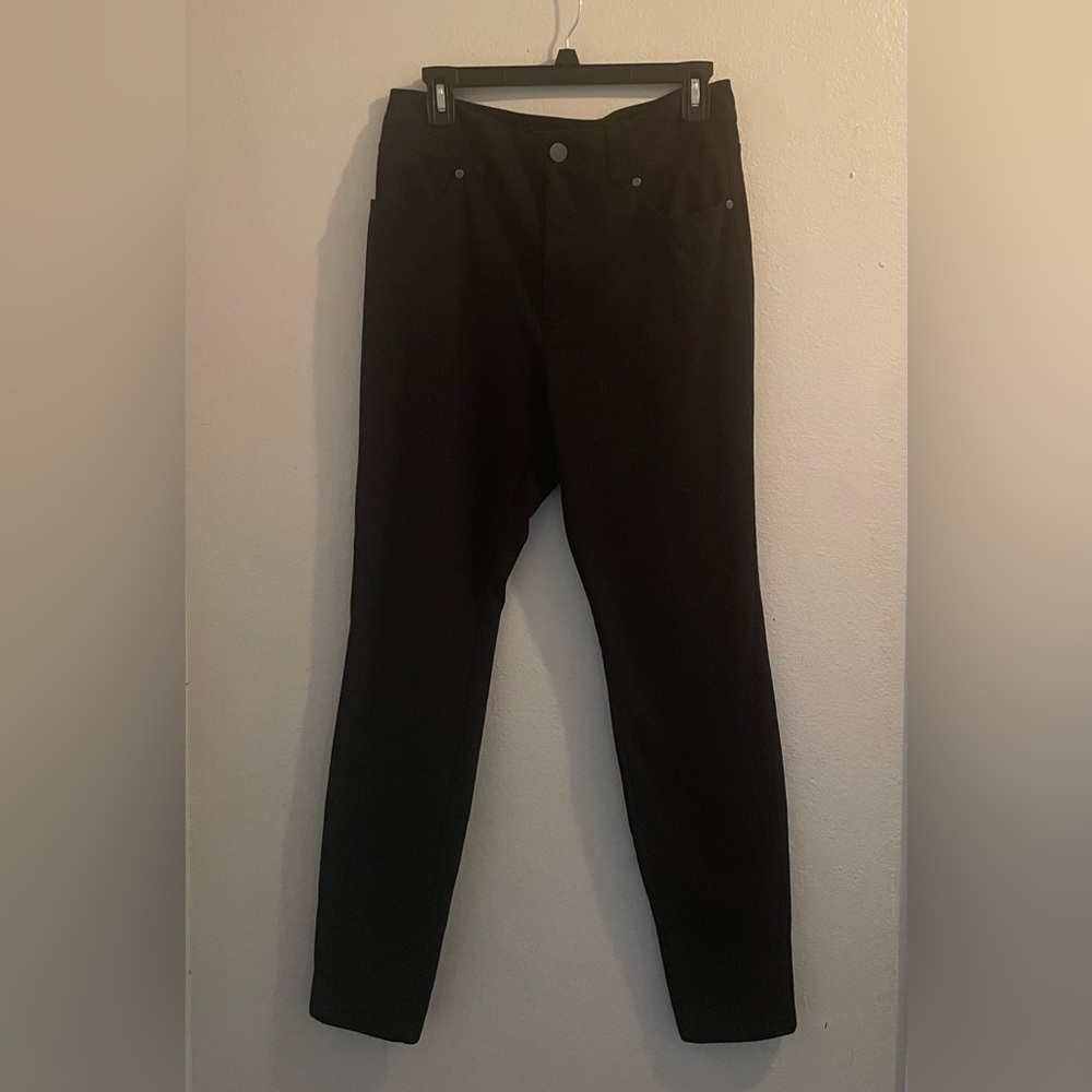 Simple Vera Vera Wang skinny pants. Cute fit.